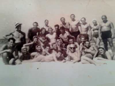 Una foto di gruppo scattata poco prima che gli ebrei salpassero per la Palestina